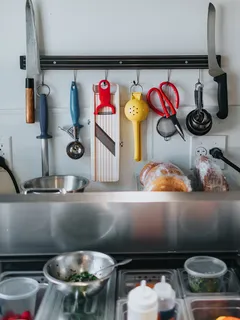 Ruostumattomasta teräksestä valmistettu allas ja hana keittiössä
