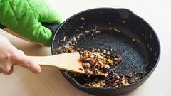 Ruoka tarttuu paistinpannuun? Näin voit helposti ratkaista tämän ongelman