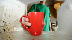 Likainen mikroaaltouuni? Laita tämä aine 5 minuutiksi, ja lika irtoaa seinistä itsestään